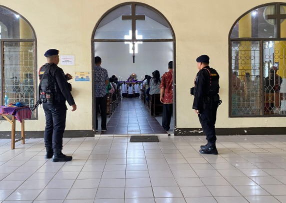 Hadirkan Rasa Aman Bagi Masyarakat saat Beribadah, Sat Brimob Polda Kaltim Gelar Patroli Terpadu pada Hari Minggu WhatsApp Image 2025 12 08 at 10.27.52