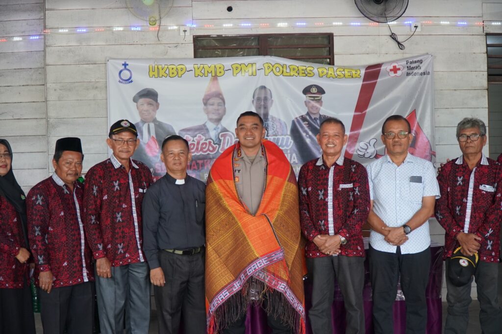 Wujud Sinergi Bersama Tokoh Masyarakat, Kapolres Paser Terima Kehormatan Kain Ulos dari Komunitas Batak Kabupaten Paser WhatsApp Image 2025 12 11 at 10.06.15