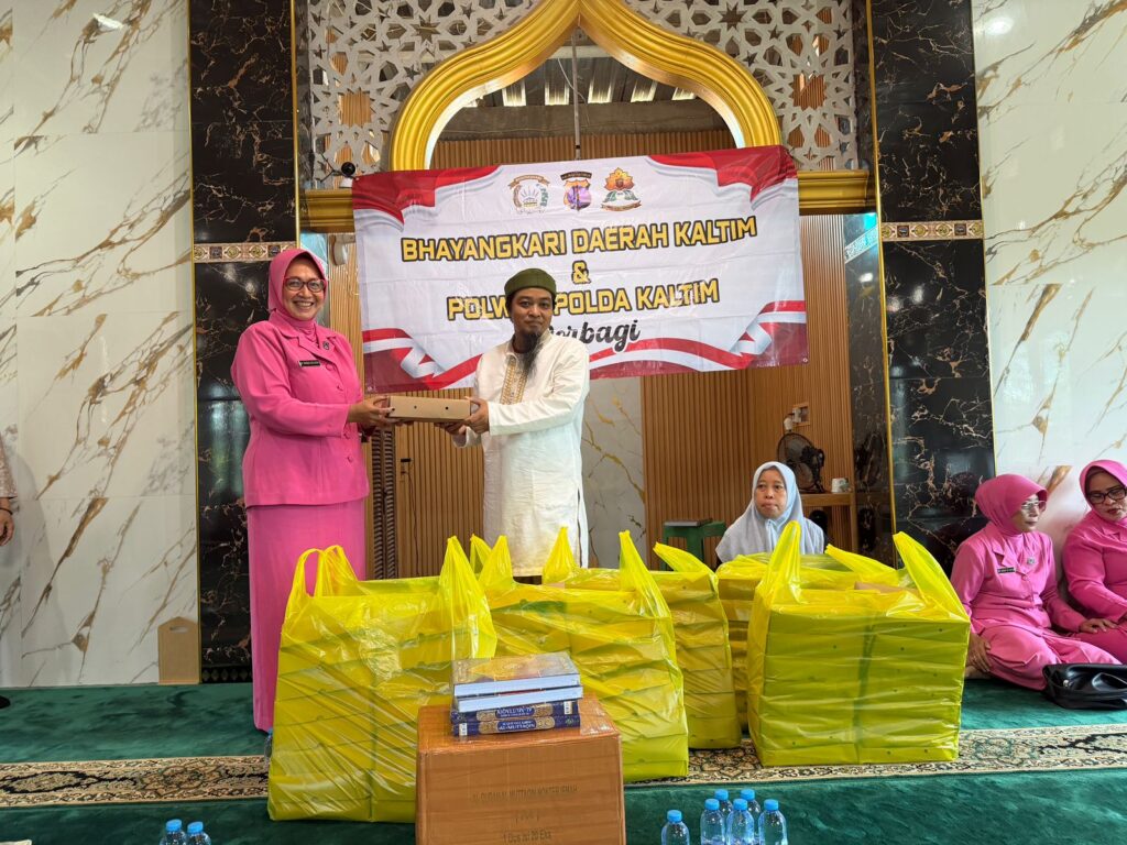 Polwan Polda Kaltim dan Bhayangkari Bagikan 100 Paket Makanan dan Al-Qur’an di Karang Joang WhatsApp Image 2025 12 12 at 11.38.27