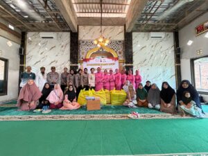 Polwan Polda Kaltim dan Bhayangkari Bagikan 100 Paket Makanan dan Al-Qur’an di Karang Joang 1 WhatsApp Image 2025 12 12 at 11.38.28