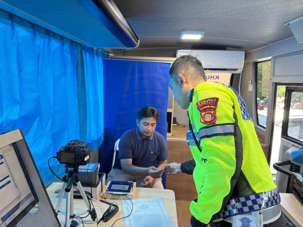 Sat Lantas Polres Bontang Hadir di Sunday Market, Permudah Perpanjangan SIM dan Edukasi Tertib Lalu Lintas WhatsApp Image 2025 12 15 at 16.30.49