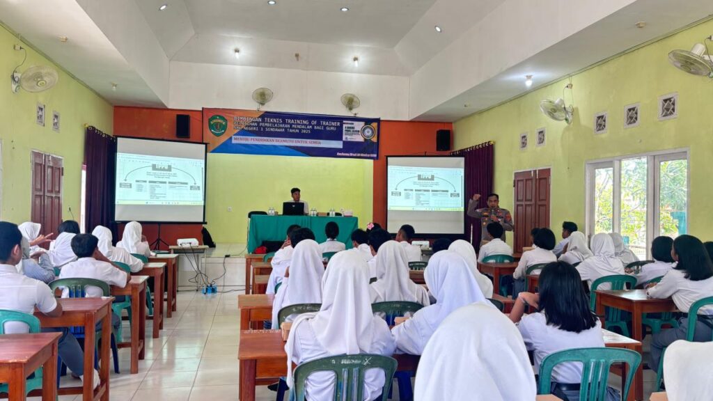 Perkuat Kesadaran Hukum Sejak Dini, Kasat Binmas Polres Kubar Gelar Sosialisasi di lingkungan Sekolah-Sekolah WhatsApp Image 2025 12 17 at 10.34.18