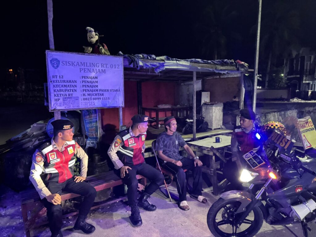 Perkuat Sinergi Keamanan dengan Masyarakat, Sat Samapta Polres PPU Lakukan Patroli Sambang Pos Kamling WhatsApp Image 2025 12 17 at 10.37.57