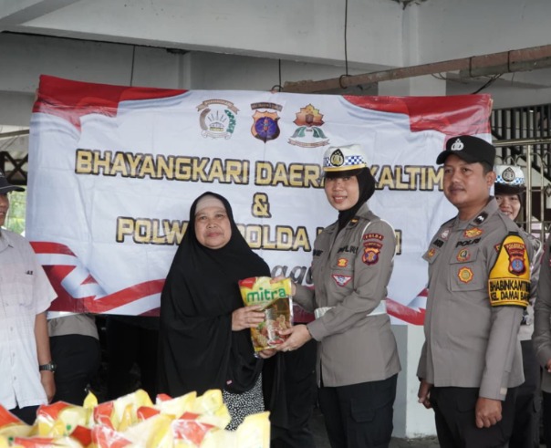 Polwan Polda Kaltim Bersama Bhayangkari Daerah Kaltim Berbagi Kepedulian kepada Masyarakat WhatsApp Image 2025 12 17 at 16.08.04