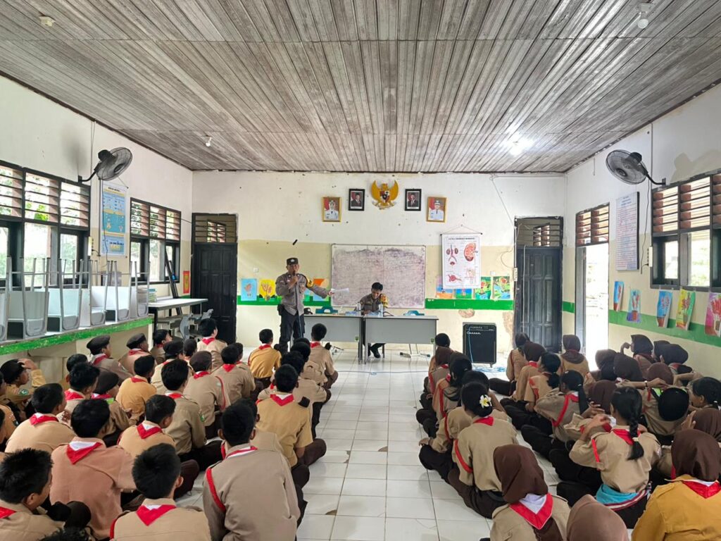Polsek Tabalar Sosialisasikan Pencegahan Kenakalan Remaja dan Tertib Lalu Lintas di SMPN 1 Tabalar WhatsApp Image 2025 12 18 at 09.04.45