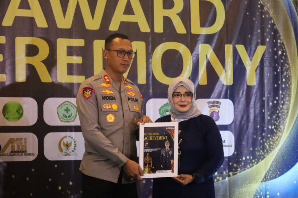 Kapolres PPU Raih Outstanding Achievement Award 2025 atas Inovasi Pelayanan Publik WhatsApp Image 2025 12 20 at 09.47.56