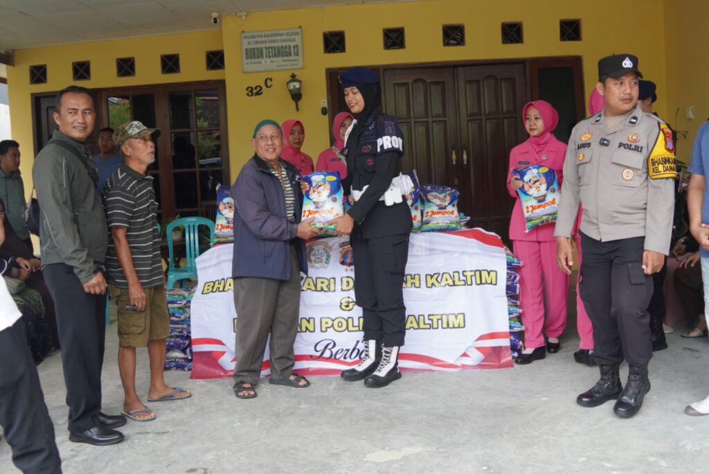 Wujud Kepedulian Sosial, Polwan Polda Kaltim bersama Bhayangkari Gelar Kegiatan Berbagi untuk Masyarakat WhatsApp Image 2025 12 20 at 12.53.02 1