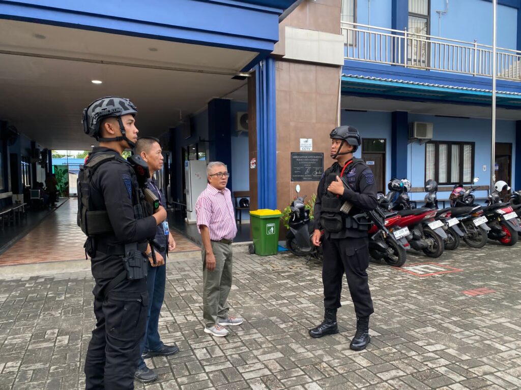 Detasemen Gegana Brimob Polda Kaltim Perkuat Pengamanan Ibadah Minggu di Balikpapan WhatsApp Image 2025 12 21 at 14.12.48