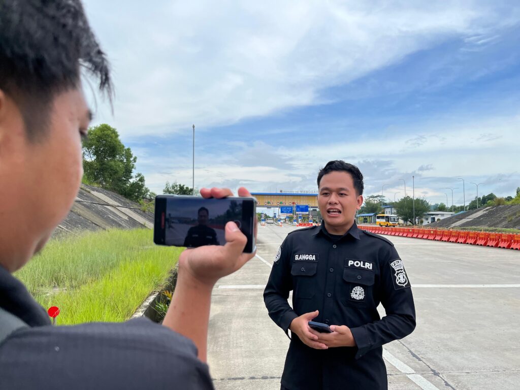 Satgas Humas Operasi Lilin Mahakam 2025 Lakukan Pemantauan di Gerbang Tol Manggar, Akses Menuju IKN Telah Dibuka WhatsApp Image 2025 12 22 at 14.02.34