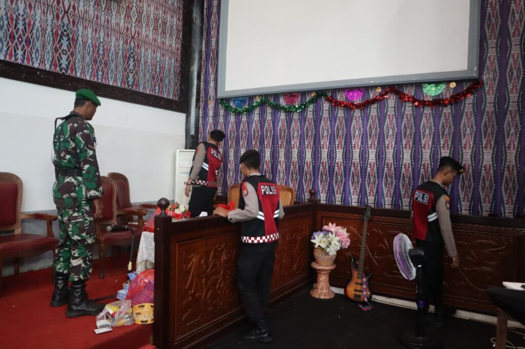 Jelang Nataru, Polres Kutai Barat Lakukan Sterilisasi Gereja WhatsApp Image 2025 12 24 at 12.43.07