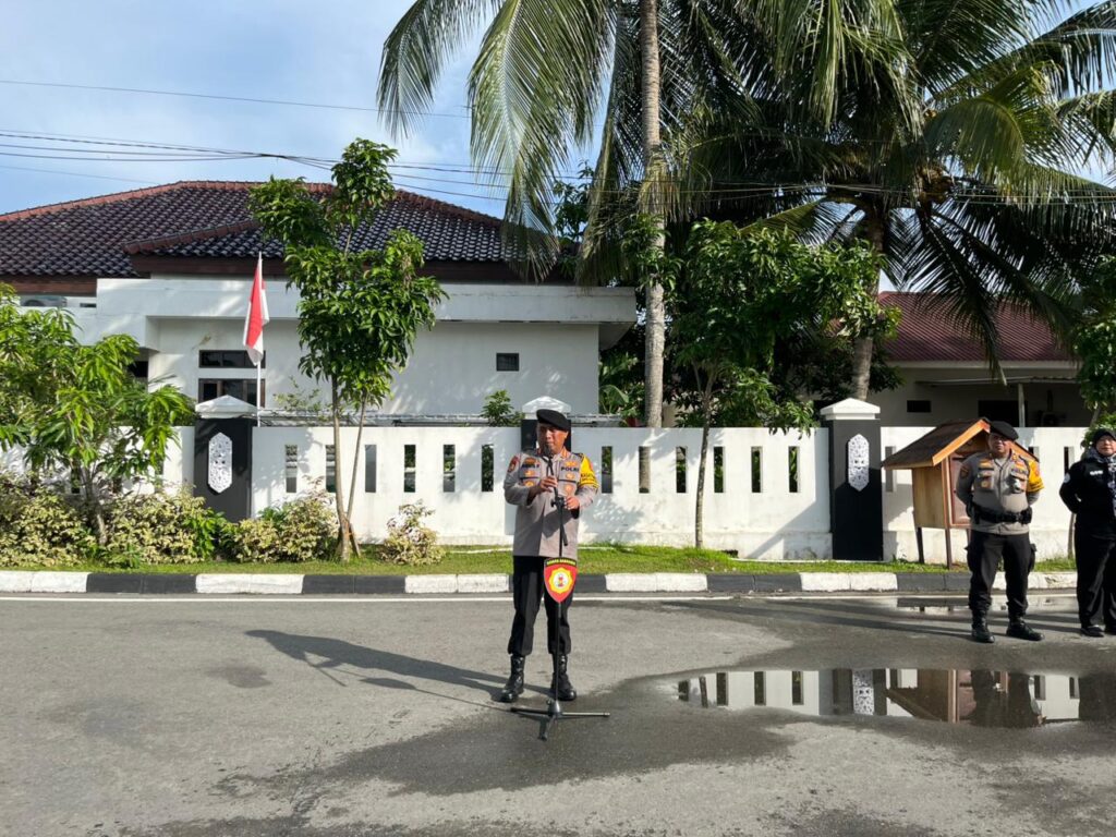 Dirsamapta Polda Kaltim Pimpin Apel Pagi Personel Operasi Lilin Mahakam 2025 WhatsApp Image 2025 12 25 at 14.30.02
