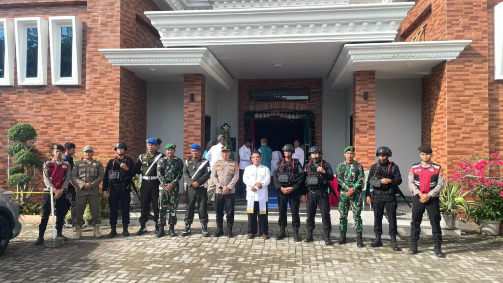 Pastikan Natal 2025 Berjalan Aman dan Lancar, Polres Berau Gelar Patroli Sinergitas Pengamanan Gereja WhatsApp Image 2025 12 26 at 10.41.50