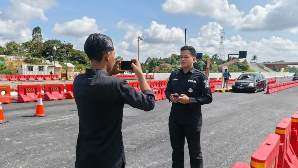 Situasi Arus Lalu Lintas Menuju IKN Ramai, Polda Kaltim Perketat Pengamanan Operasi Lilin Mahakam 2025 WhatsApp Image 2025 12 26 at 12.52.07