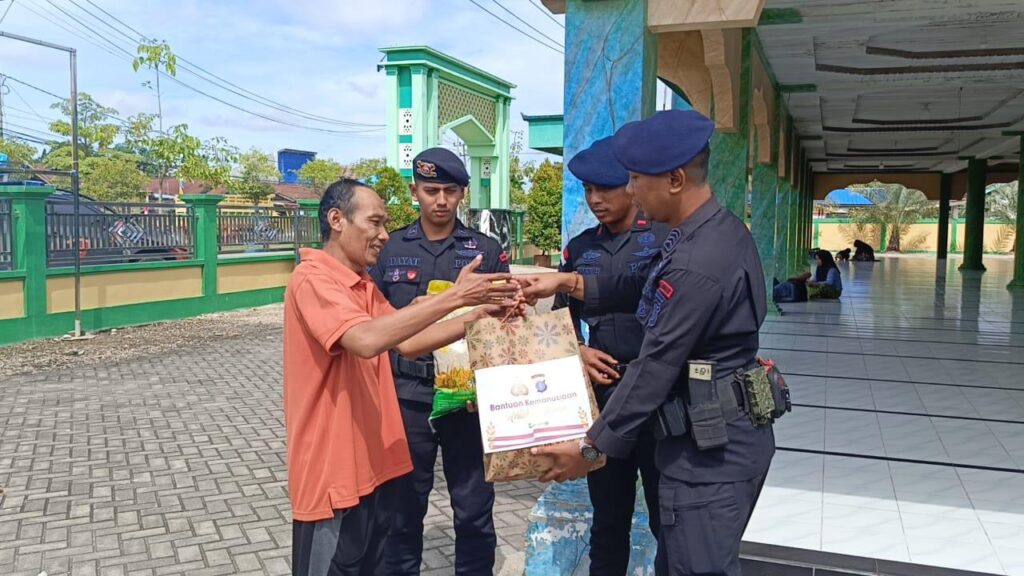 Tebar Kepedulian, Sat Brimob Polda Kaltim Gelar Kegiatan Berbagi ‘Jumat Berkah’ secara Serentak WhatsApp Image 2025 12 26 at 14.35.20