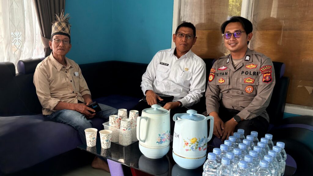 Perkuat Sinergi Jelang Tahun Baru, Bhabinkamtibmas Segah Sambangi Tokoh Adat Tepian Buah WhatsApp Image 2025 12 27 at 08.30.55