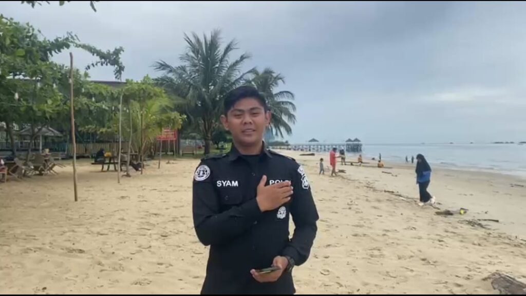 Personel Satgas Humas Ops Lilin Mahakam 2025 Lakukan Live Report Pengamanan di Pantai Kilang Balikpapan WhatsApp Image 2025 12 27 at 14.13.26