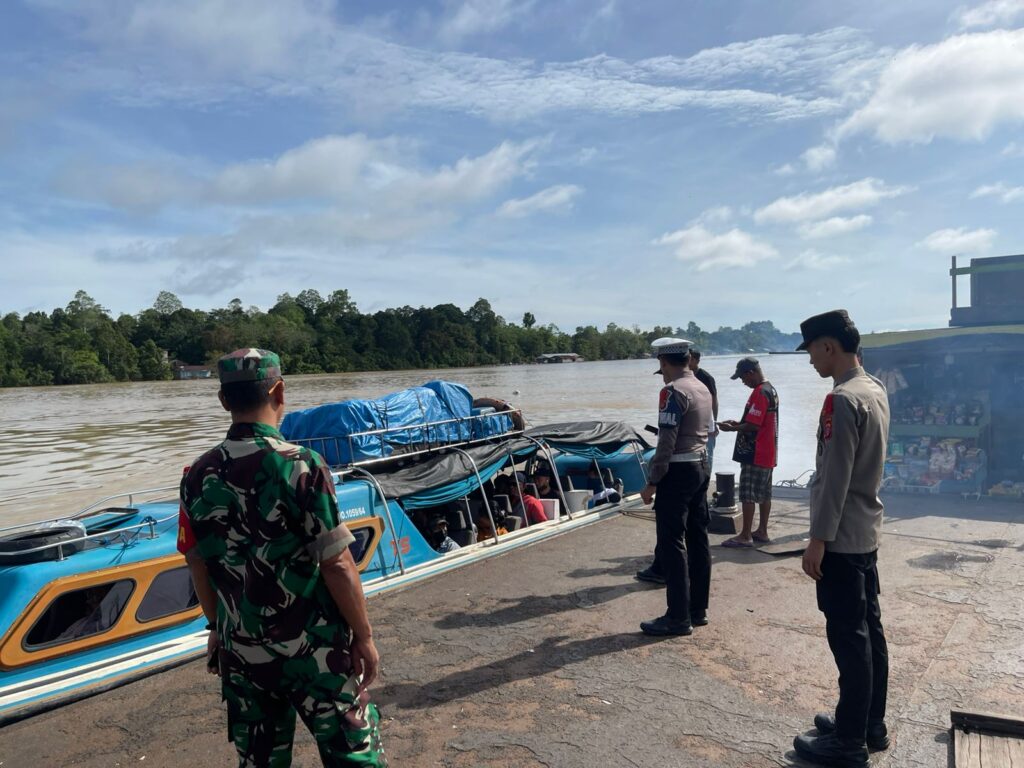 Polsek Melak Intensifkan Pengamanan di Pelabuhan Melak untuk Dukung Kelancaran Arus Mudik Nataru WhatsApp Image 2025 12 28 at 11.53.29