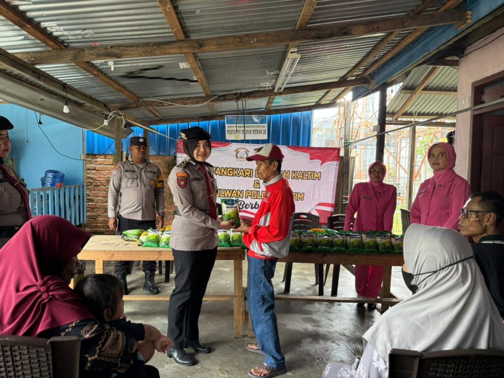 Polwan dan Bhayangkari Polda Kaltim Berbagi, Salurkan Bantuan kepada Warga Kelurahan Manggar WhatsApp Image 2025 12 30 at 12.51.42