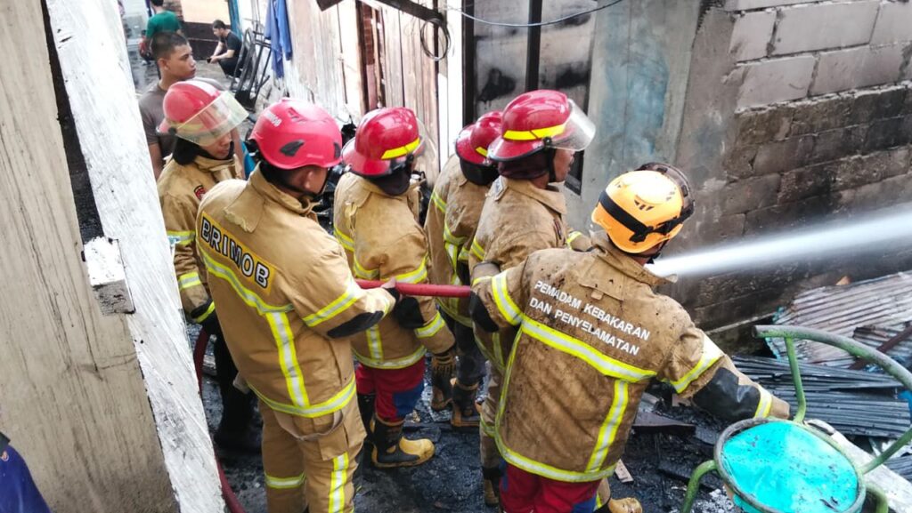 Brimob Batalyon A Polda Kaltim Gerak Cepat Tangani Kebakaran Rumah di Gang Vila Balikpapan WhatsApp Image 2025 12 31 at 10.17.05