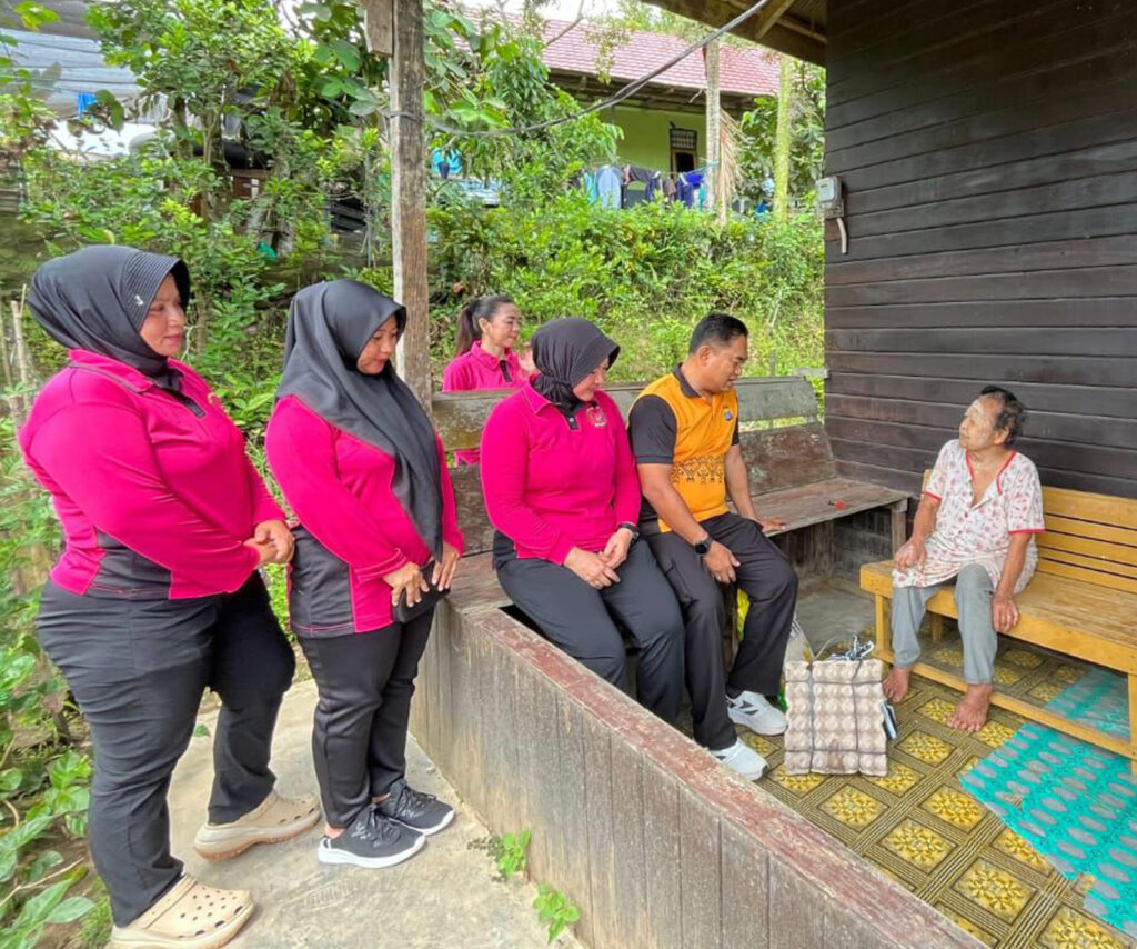 Polsek Loa Kulu Salurkan Bantuan Pangan untuk Warga, Perkuat Sentuhan Humanis di Tengah Masyarakat kukar