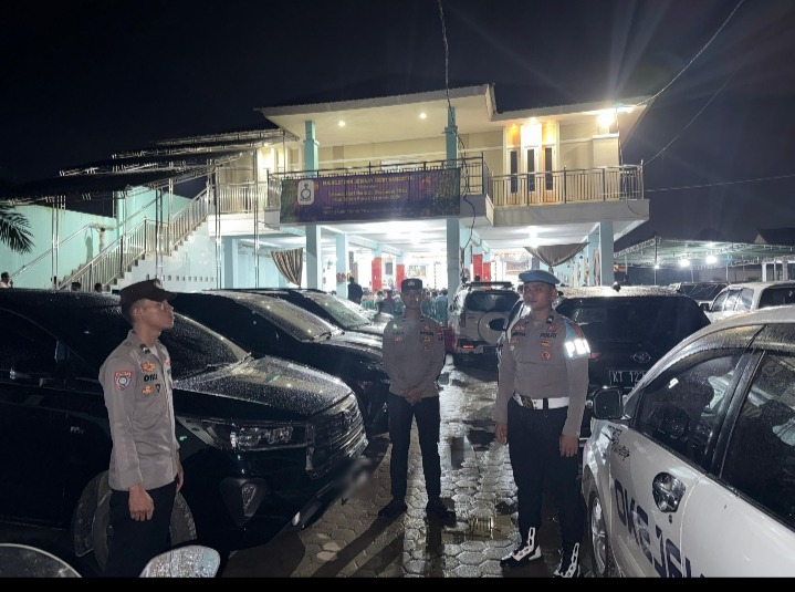 Ops.Lilin Mahakam 2025, Polres Kutim Jamin Keamanan Ibadah Malam Tahun Baru di Sejumlah Gereja WhatsApp Image 2026 01 01 at 13.18.13 1