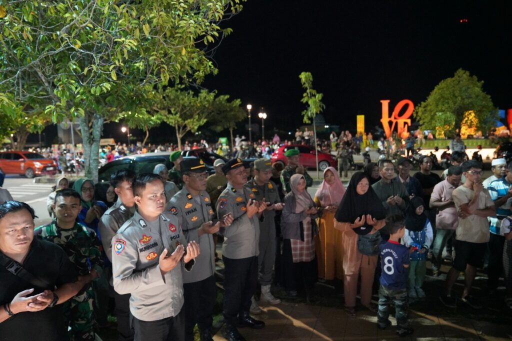 Malam Tahun Baru, Polres Paser Bersama Masyarakat Ikuti Doa Bersama Lintas Agama WhatsApp Image 2026 01 01 at 13.22.18