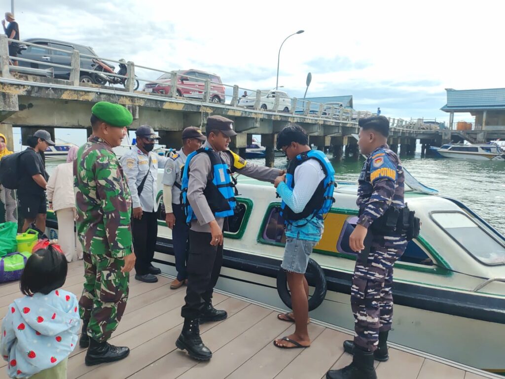 Polres Berau Perketat Pengamanan NATARU di Dermaga Sidayang Tanjung Batu WhatsApp Image 2026 01 02 at 15.19.17