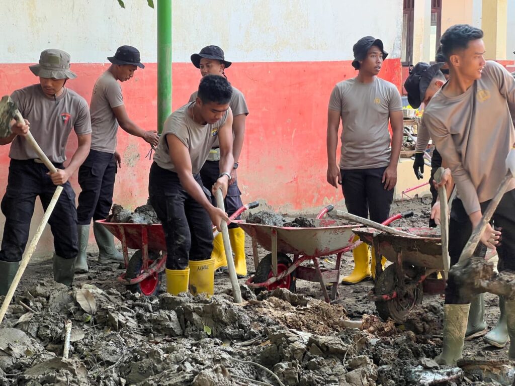 Aksi Kemanusiaan di Tanah Rencong, Personel BKO Brimob Kaltim Pulihkan Fasilitas Pendidikan di Aceh Utara WhatsApp Image 2026 01 06 at 09.23.41