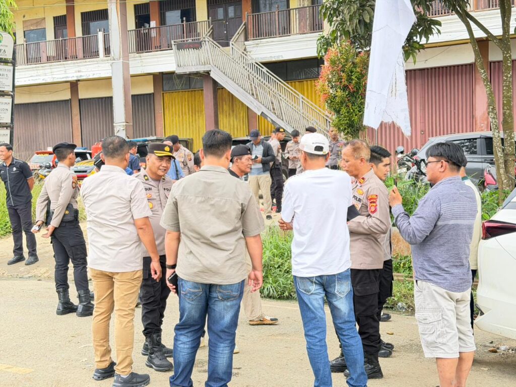 Polres Kutai Barat Amankan Aksi Warga Terkait Penutupan Jalan di Ruas Simpang Raya–Sekolaq Darat WhatsApp Image 2026 01 06 at 11.08.18