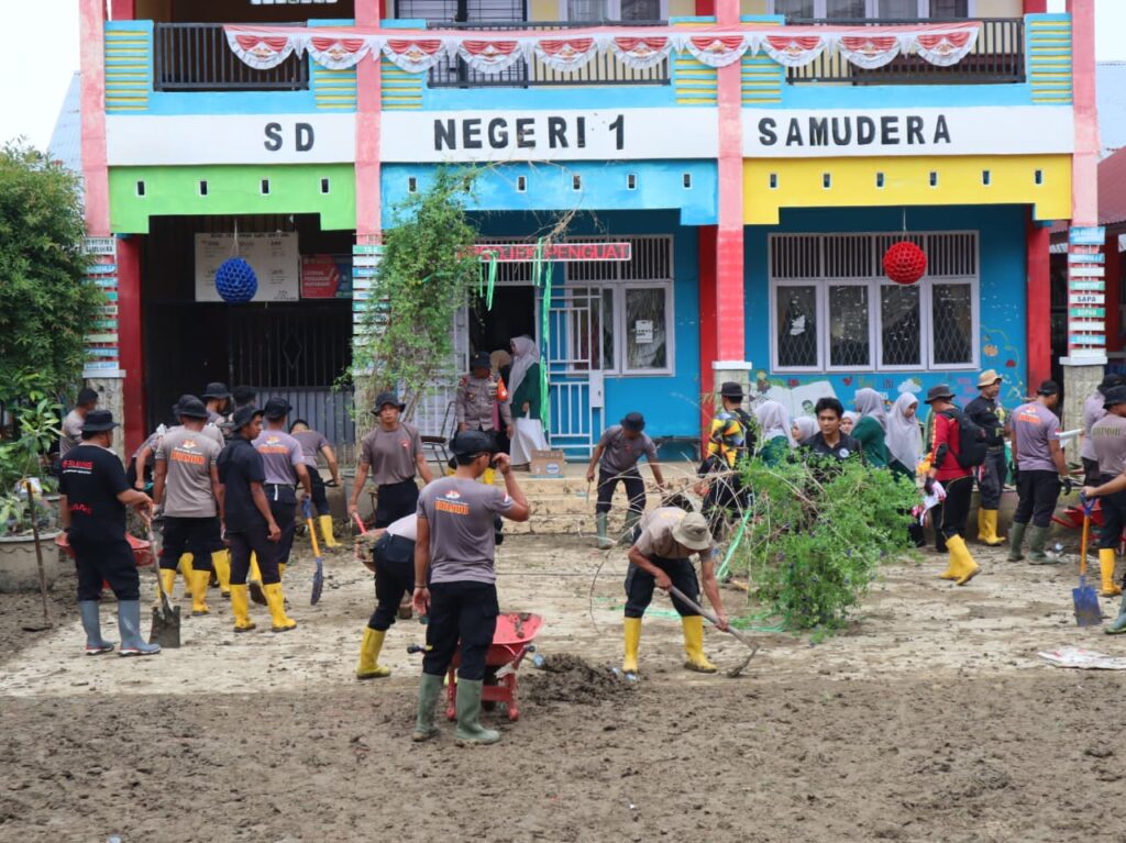 Tak Kenal Lelah, BKO Sat Brimob Polda Kaltim Lanjut Bantu Bersihkan Sisa Lumpur di SDN 1 Samudera Aceh Utara WhatsApp Image 2026 01 07 at 12.07.43