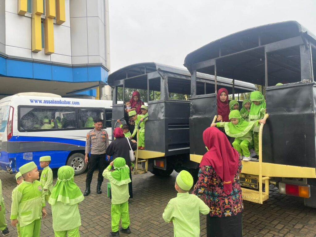 Humanis dan Edukatif, Satsamapta Polres Kutai Barat Dampingi Kunjungan Anak TK ke Bank Kaltimtara WhatsApp Image 2026 01 09 at 09.09.52