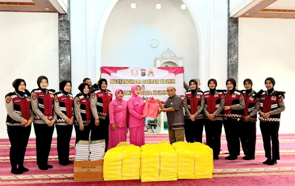 Polwan dan Bhayangkari Polda Kaltim Berbagi, Salurkan Nasi Kotak dan Al-Qur’an di Balikpapan WhatsApp Image 2026 01 09 at 10.52.59