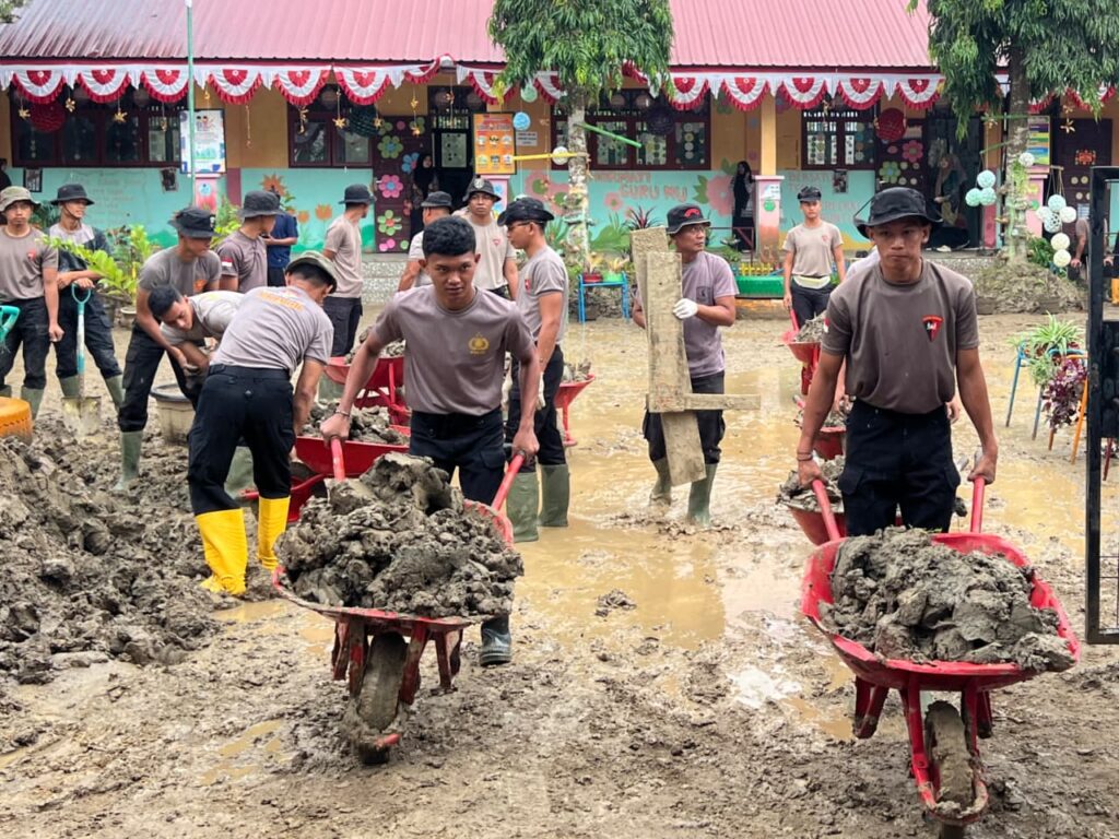 Mengabdi Untuk Kemanusiaan, BKO Sat Brimob Polda Kaltim Terus Lanjut Bantu Bersihkan SDN 13 Samudera Aceh Utara WhatsApp Image 2026 01 10 at 08.52.33