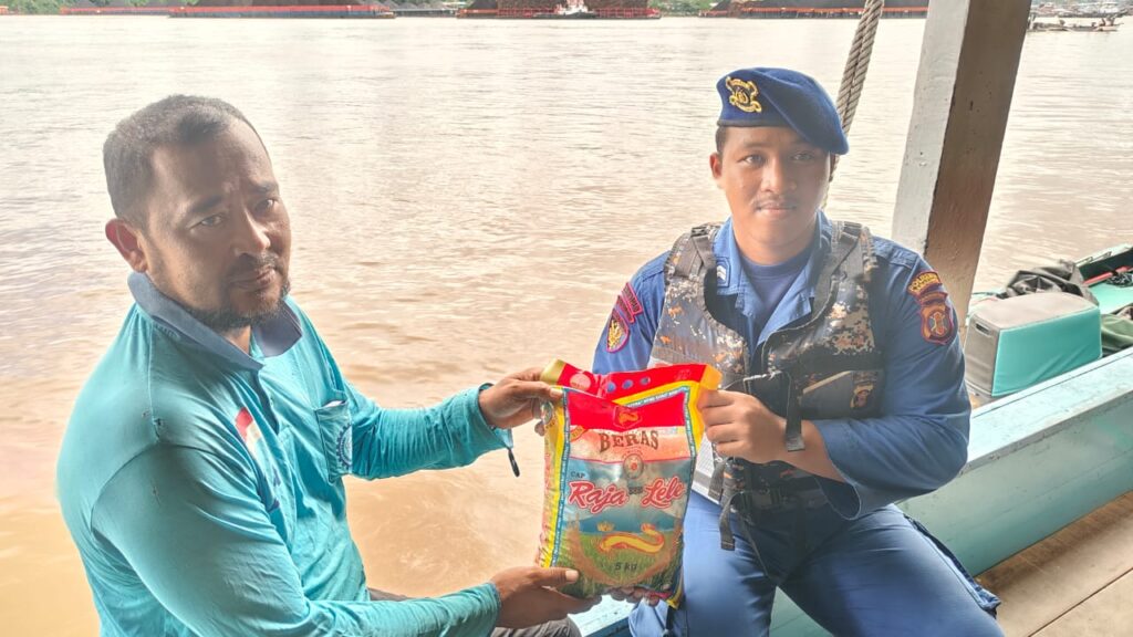 Sat Polairud Polresta Samarinda Gelar Jum’at Berbagi, Perkuat Kepedulian Sosial di Dermaga Mahakam Ulu WhatsApp Image 2026 01 10 at 09.10.58