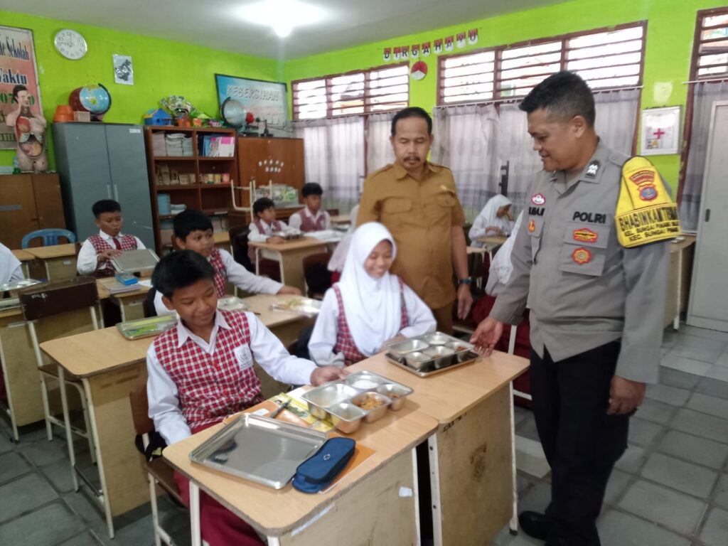 Dukung Kelancaran Program Asta Cita Presiden RI, Polsek Sungai Pinang Kawal Distribusi Makan Bergizi Gratis di Delapan Titik Lokasi WhatsApp Image 2026 01 13 at 10.56.46