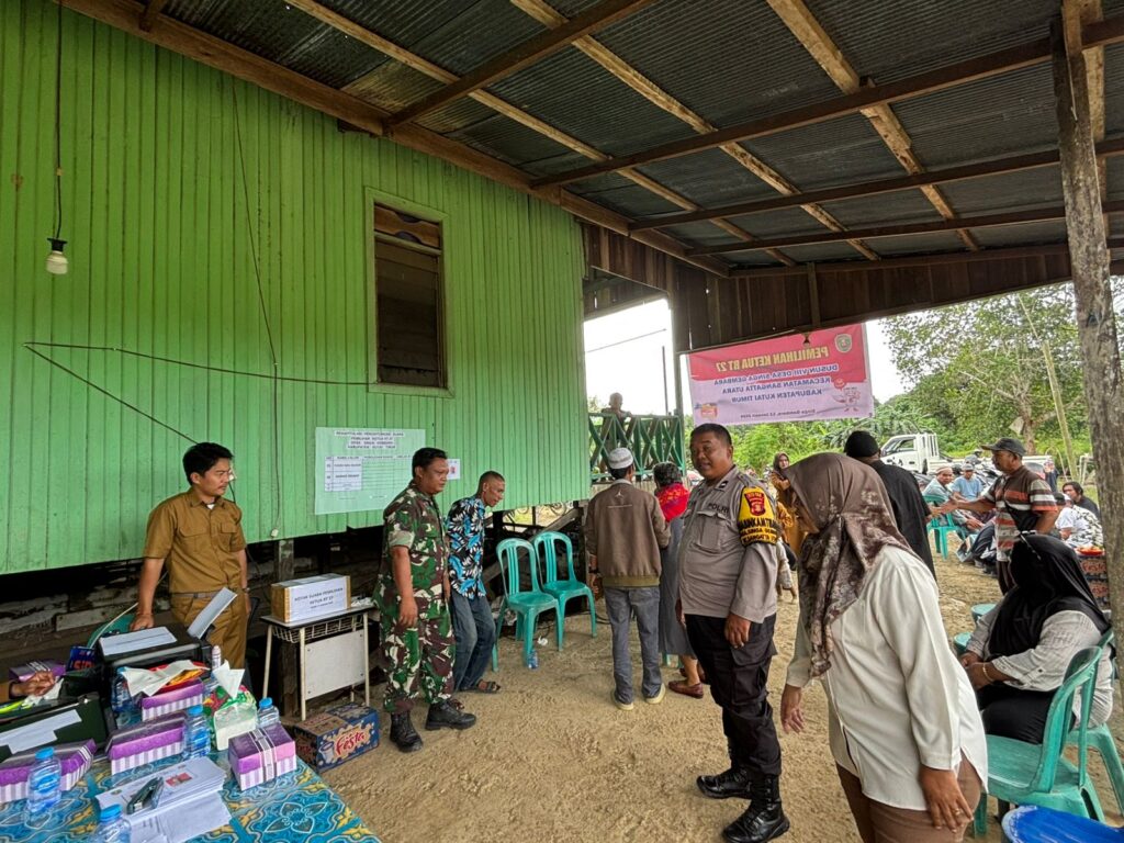 Pastikan Berjalan Aman dan Lancar, Bhabinkamtibmas bersama Babinsa Kawal Pemilihan Ketua RT di Singa Gembara WhatsApp Image 2026 01 13 at 11.03.35