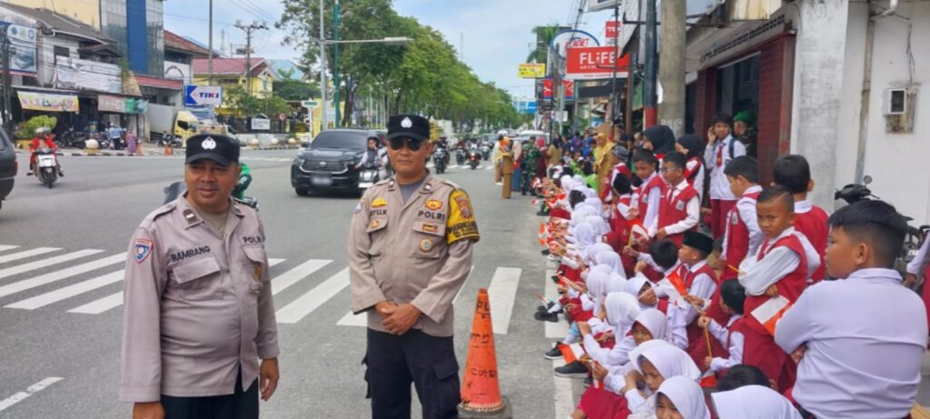 Polresta Balikpapan Lakukan Pengamanan Kunker Presiden RI di Balikpapan, Disambut Antusias oleh Masyarakat WhatsApp Image 2026 01 13 at 13.47.16