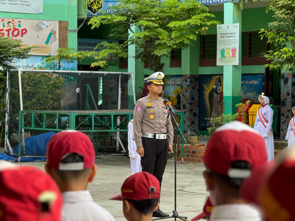 Polantas Menyapa, Kasubdit Kamsel Ditlantas Polda Kaltim Jadi Inspektur Upacara di SDN 001 Balikpapan Utara WhatsApp Image 2026 01 14 at 15.42.56