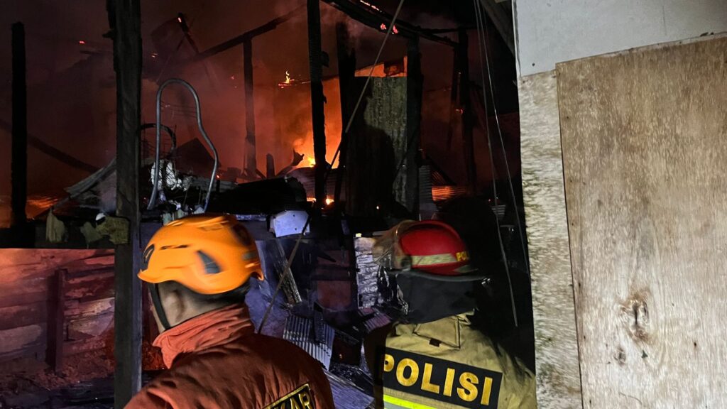 Sinergi Tanggap Darurat, Personel Pammat Dit Samapta Polda Kaltim Tangani Kebakaran Rumah Warga di Balikpapan Barat WhatsApp Image 2026 01 15 at 07.13.41