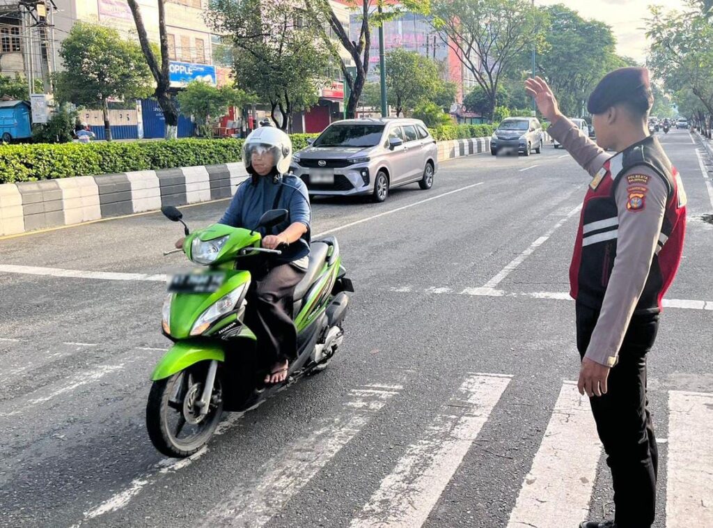 Optimalkan Pelayanan Lalu Lintas Demi Kamseltibcarlantas, Polresta Balikpapan Gelar Strong Point Pagi WhatsApp Image 2026 01 16 at 10.34.18