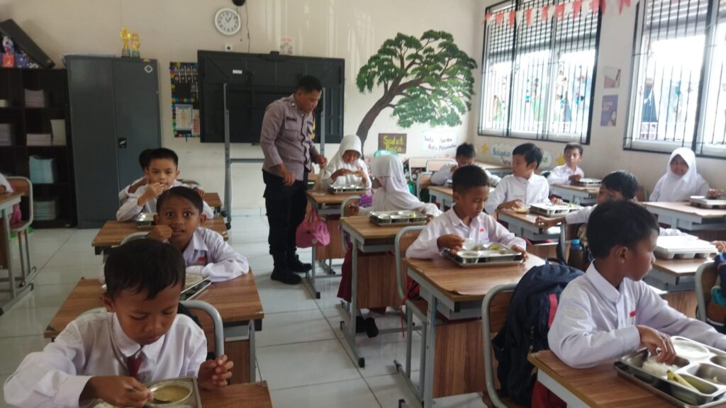 Polsek Samarinda Ulu Kawal Distribusi MBG, Ribuan Pelajar Terima Manfaat Program Gizi Gratis WhatsApp Image 2026 01 16 at 10.50.51
