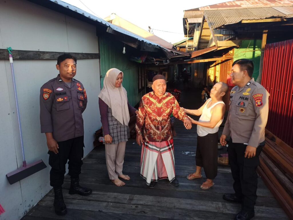 Aksi Kepedulian Polri, Personel Polsek KP Samarinda Antar Lansia Tersesat Kembali ke Keluarga WhatsApp Image 2026 01 18 at 12.17.24