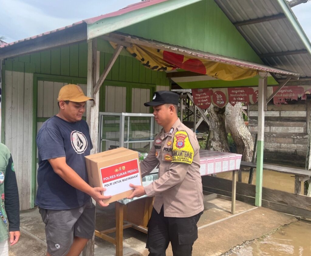 Wujud Kepedulian, Polres Kukar Salurkan Bantuan Sembako untuk Masyarakat Terdampak Banjir di Desa Hambau WhatsApp Image 2026 01 19 at 13.04.06