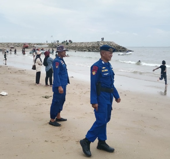 Hadir Beri Rasa Aman untuk Masyarakat, Ditpolairud Polda Kaltim Intensifkan Patroli dan Pengamanan Pantai pada hari Libur WhatsApp Image 2026 01 19 at 13.18.06