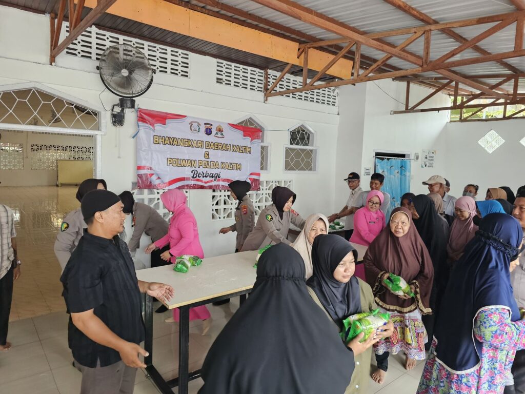 Polwan Biddokkes Polda Kaltim Bersama Bhayangkari Berbagi di Masjid Al Ikhlas Balikpapan Selatan WhatsApp Image 2026 01 20 at 16.44.38