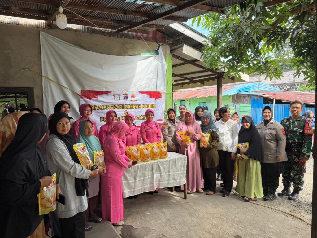 Polwan dan Bhayangkari Polda Kaltim Berbagi, Salurkan Bantuan untuk Warga Gunung Samarinda Baru WhatsApp Image 2026 01 21 at 11.50.50