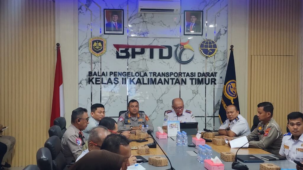 Evaluasi Rampcheck Nataru 2025–2026, Ditlantas Polda Kaltim Perkuat Sinergi Keselamatan Angkutan Jalan Hadapi Libur Panjang 2026 WhatsApp Image 2026 01 21 at 14.41.43