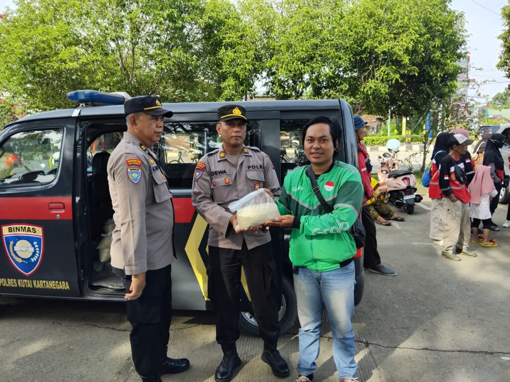 Warung Berkah Polres Kukar Hadir di Tenggarong, Warga Terima Bantuan Beras dan Pemeriksaan Kesehatan Gratis WhatsApp Image 2026 01 24 at 09.06.51