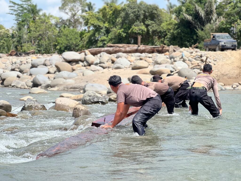 Terus Bergerak Pulihkan Konektivitas Masyarakat, Personel BKO Sat Brimob Polda Kaltim Bangun Jembatan Darurat di Aceh Utara WhatsApp Image 2026 01 25 at 11.46.18