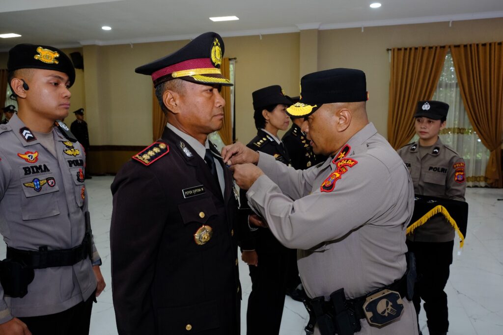 445 Personel Polda Kaltim Terima Tanda Kehormatan Satyalencana Pengabdian WhatsApp Image 2026 01 26 at 09.38.55